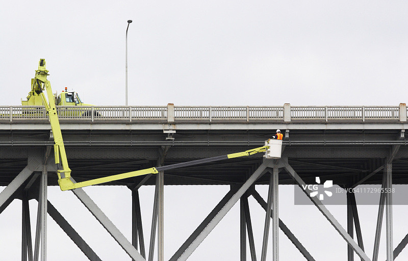 桥梁安全检查工人与建筑设备图片素材