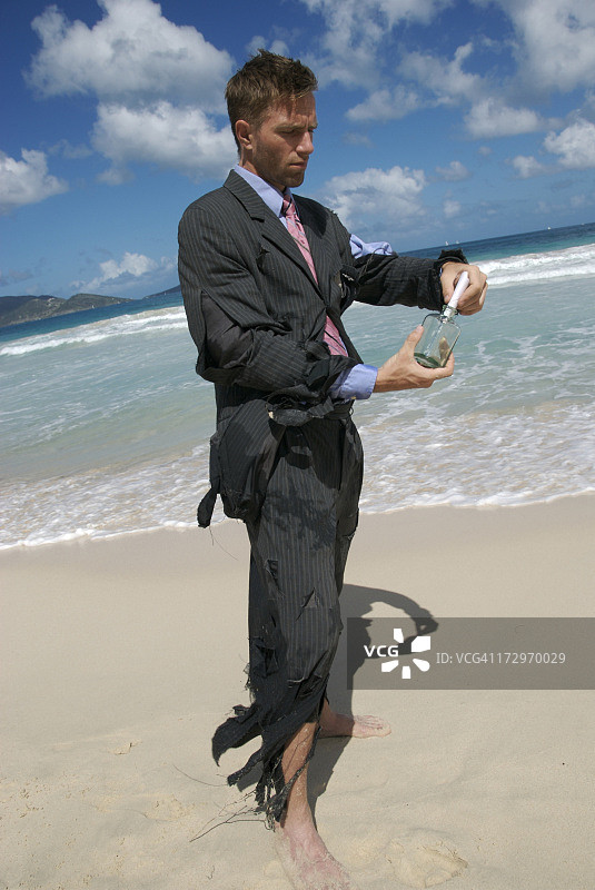 遇难者将消息放入瓶中图片素材