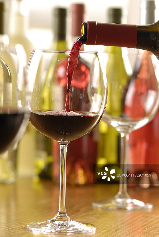 红酒倾倒图片素材