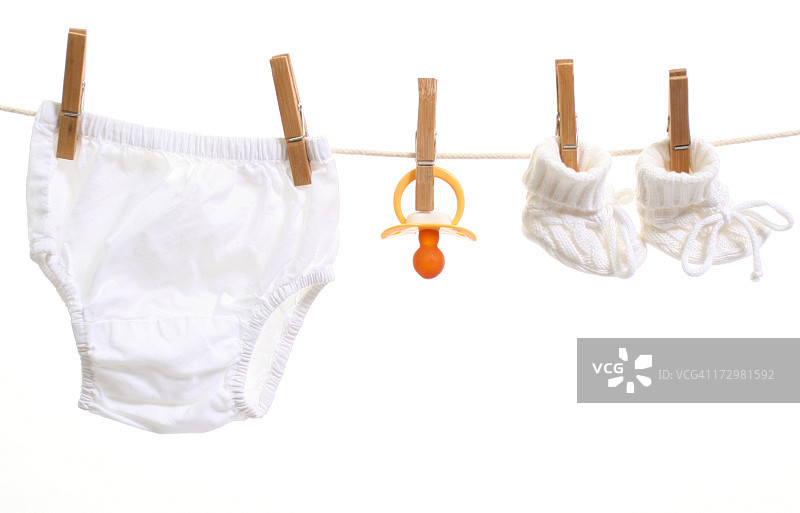 挂在晾衣绳上的婴儿用品图片素材