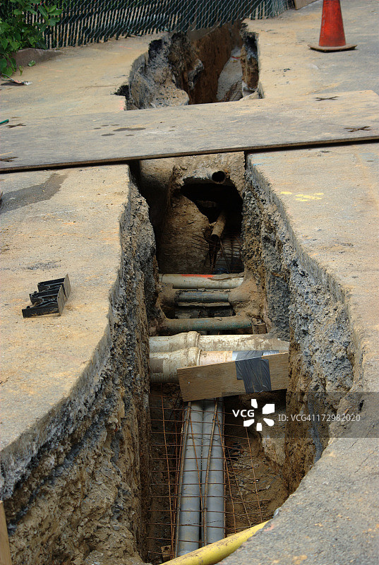 开挖沟渠图片素材