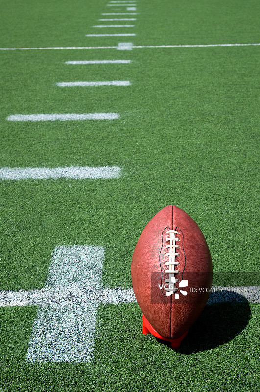 准备开球的足球图片素材