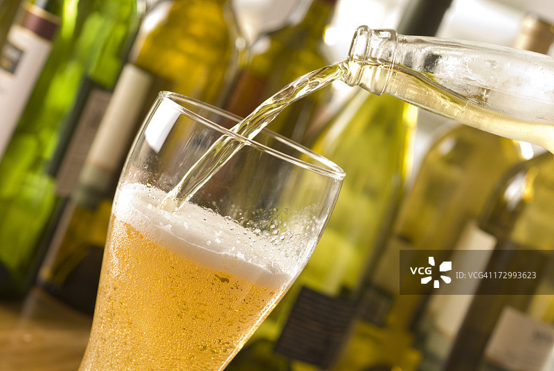 在餐厅或酒吧倒啤酒图片素材