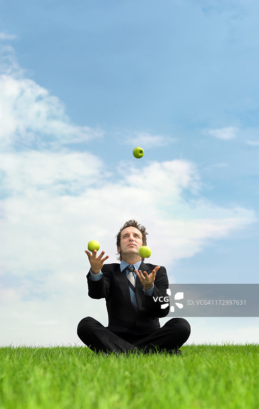 商人玩苹果杂耍图片素材