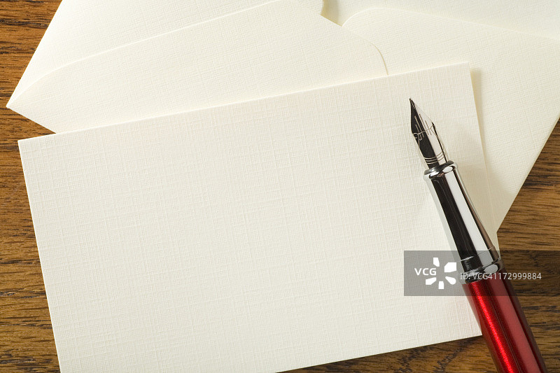 办公桌上的带笔空白名片图片素材