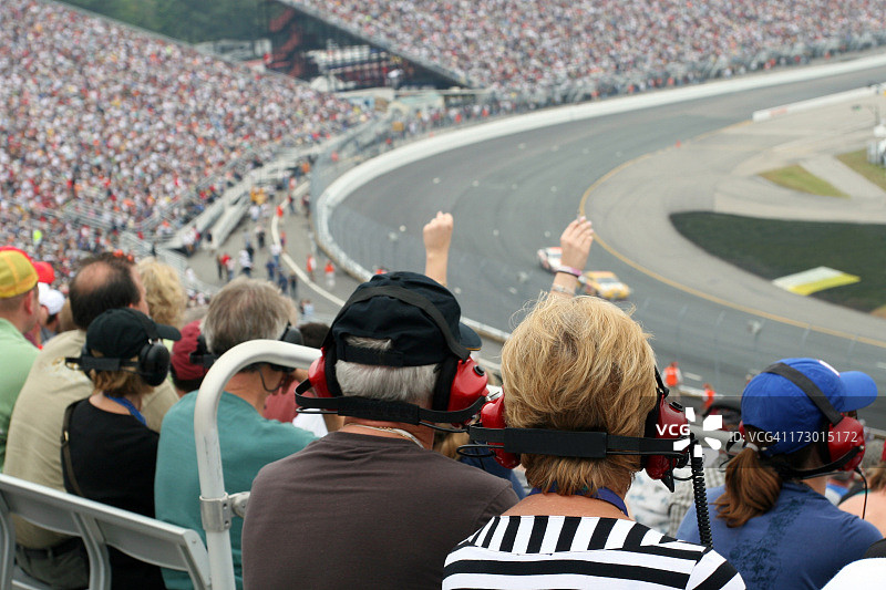 赛车活动中的年长夫妇粉丝图片素材