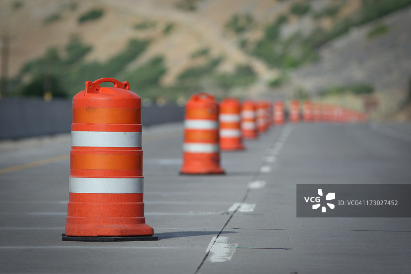 封闭道路的橙白色交通锥图片素材
