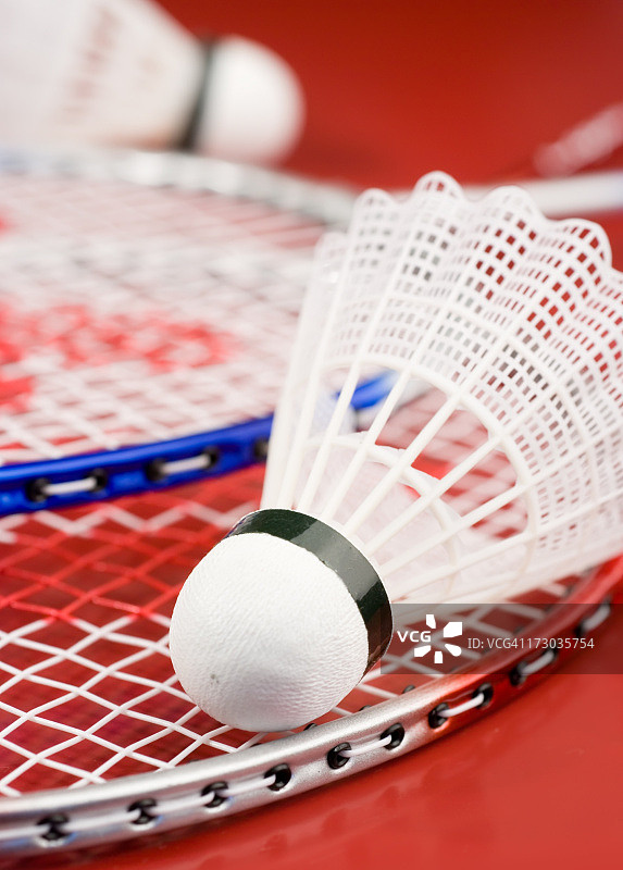 红色表面红色球拍上的羽毛球图片素材