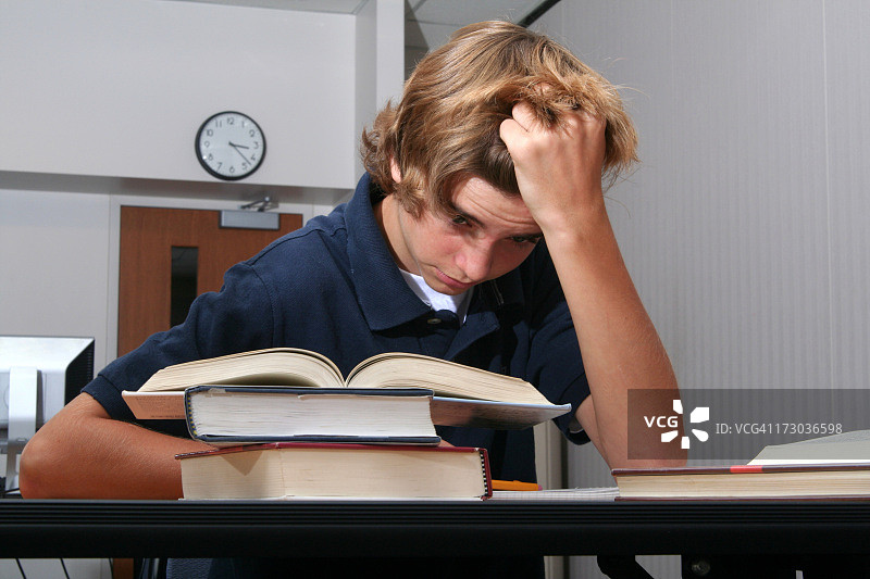 小男孩对家庭作业感到沮丧图片素材