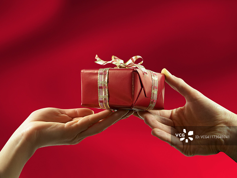 男人送给女人的红色礼品特写图片素材