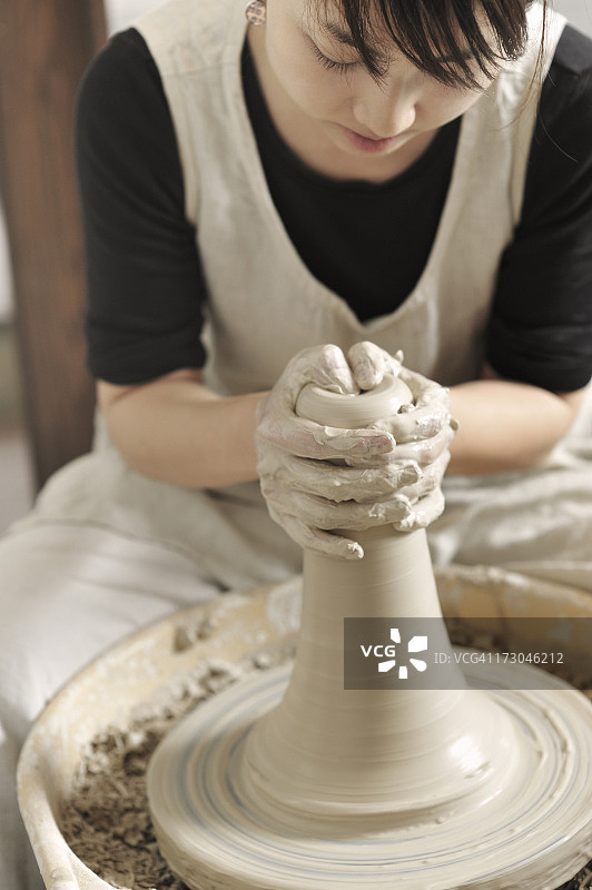 陶艺女工在工作室制作碗图片素材