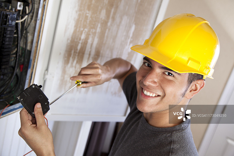 戴安全帽的电工检修断路器图片素材