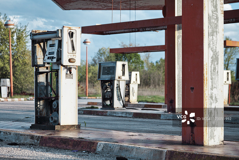 废弃的加油站图片素材