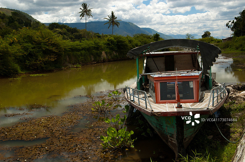 苏门答腊景观中饱经风霜的船只图片素材