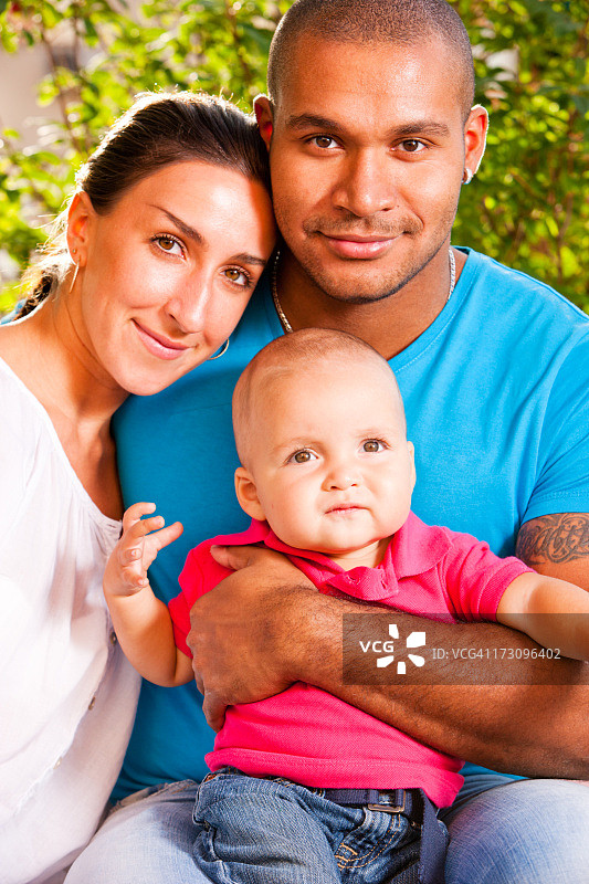 快乐的跨种族家庭享受城市夜晚图片素材