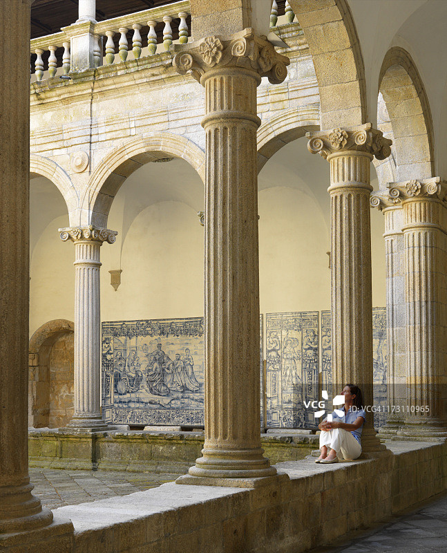 葡萄牙维塞乌：维塞乌主教座堂的回廊图片素材