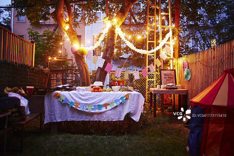 城市后院生日派对图片素材