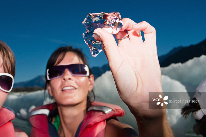 女性观察冰川碎片图片素材