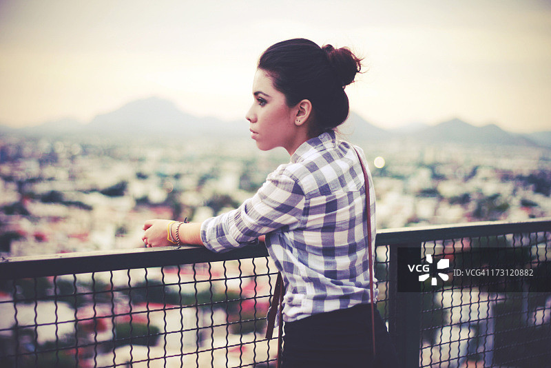 在家乡的女人图片素材