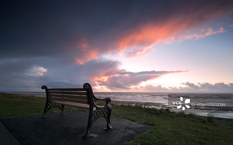 黑潭海滩长椅图片素材