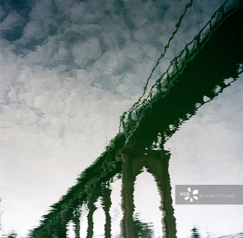 桥的倒影图片素材