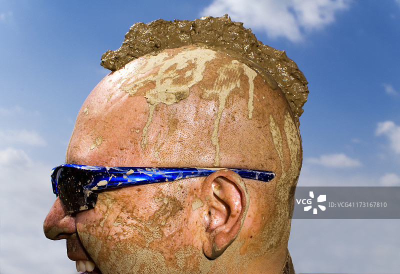 泥土制成的莫霍克发型，侧视图图片素材