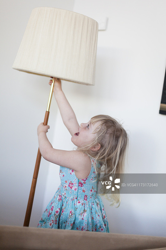 儿童打开落地灯图片素材
