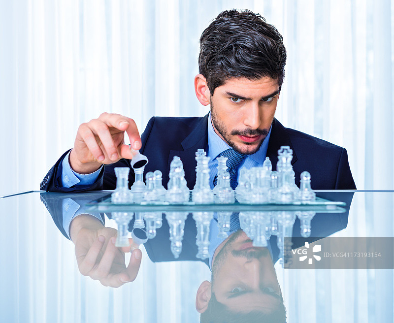 思考下一步行动的商人图片素材