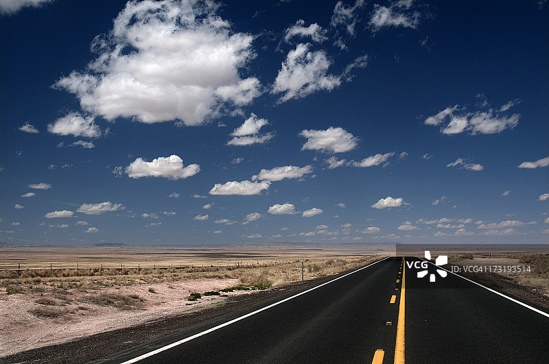 沙漠公路图片素材