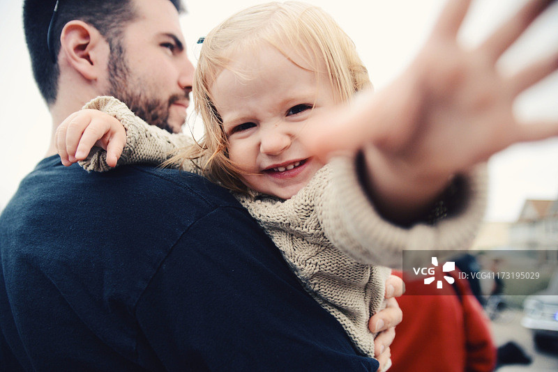 小女孩拿起相机图片素材