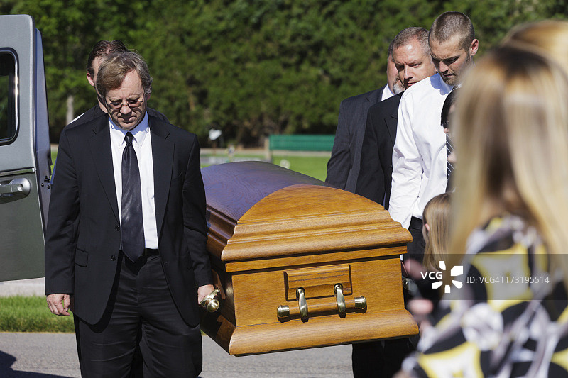 葬礼抬棺人图片素材