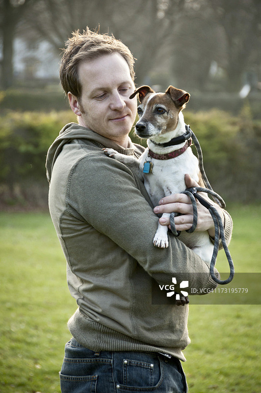 男人抱着小狗图片素材