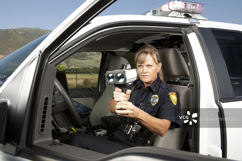 警察用雷达枪检查车速图片素材