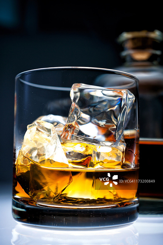 加冰威士忌酒杯图片素材