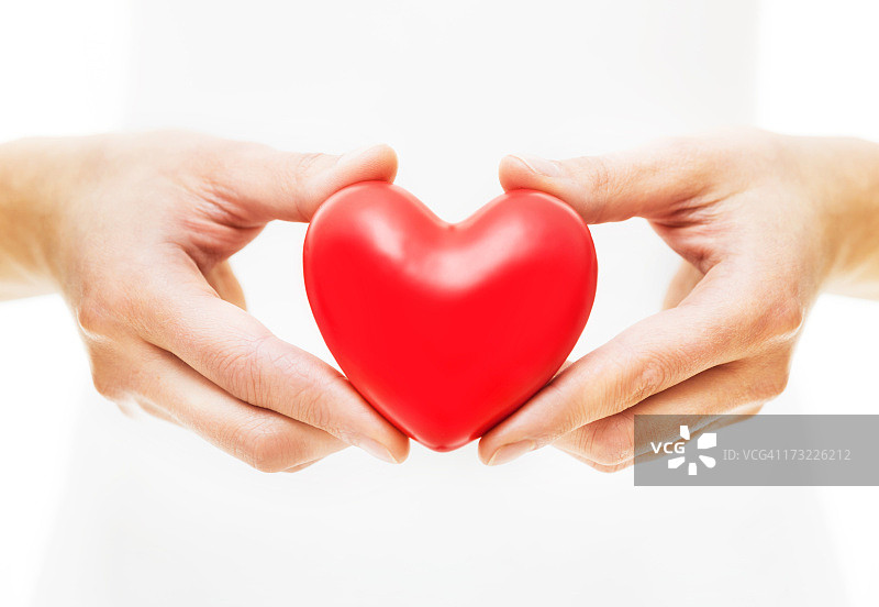 双手托起爱心图片素材