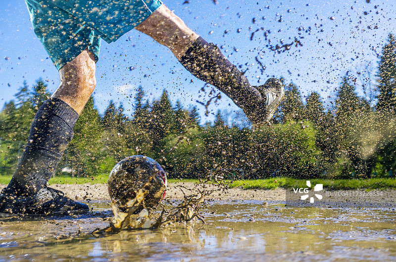 足球踢球的快速瞬间动作图片素材