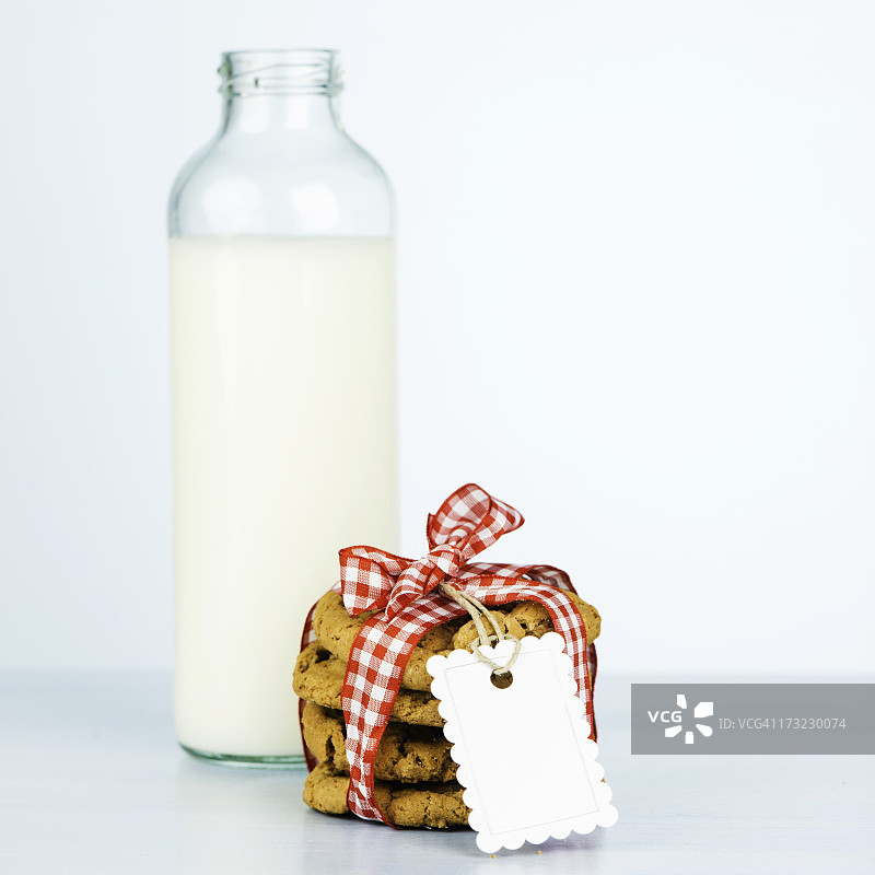 新鲜的饼干和牛奶图片素材