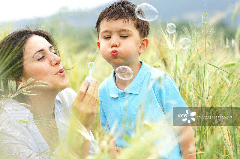 在田野里玩耍的家庭图片素材