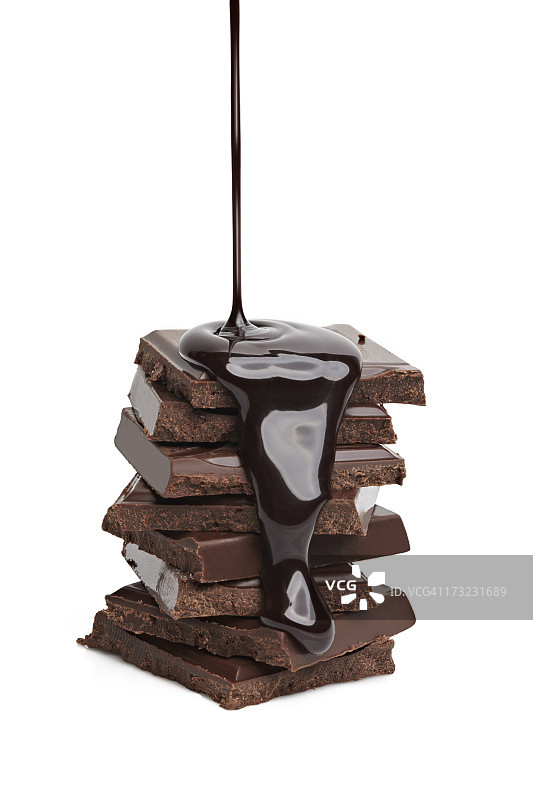 液体巧克力倾倒在固体巧克力堆上图片素材