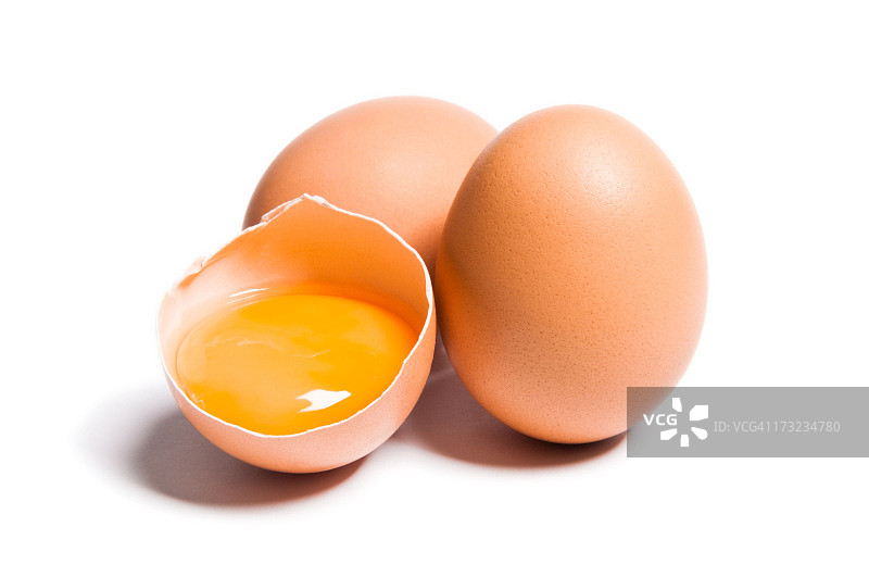 一组棕色生鸡蛋，其中一个已破裂，白色背景图片素材
