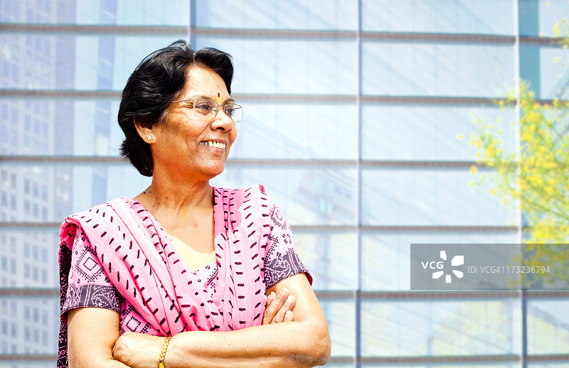户外肖像：自信的印度老年妇女图片素材