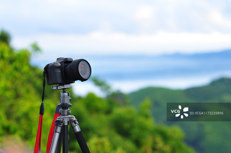 清晨拍摄照片的相机和镜头图片素材