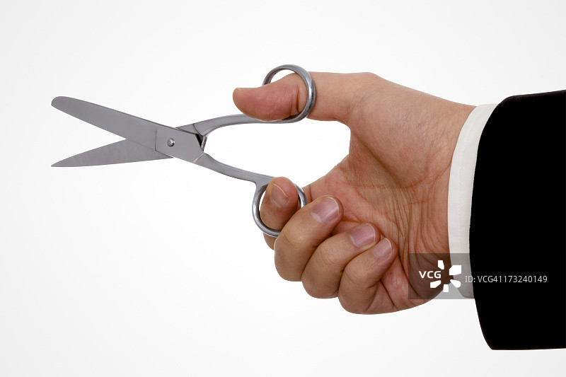 手持带裁剪路径的剪刀图片素材