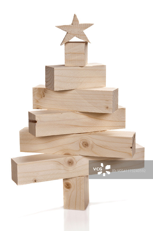 堆叠成圣诞树形状的木材图片素材