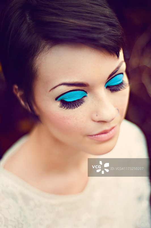 长睫毛和蓝色眼影的女人图片素材