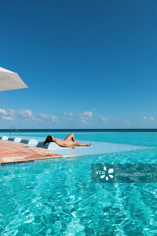 热带度假村酒店无边泳池放松身心图片素材