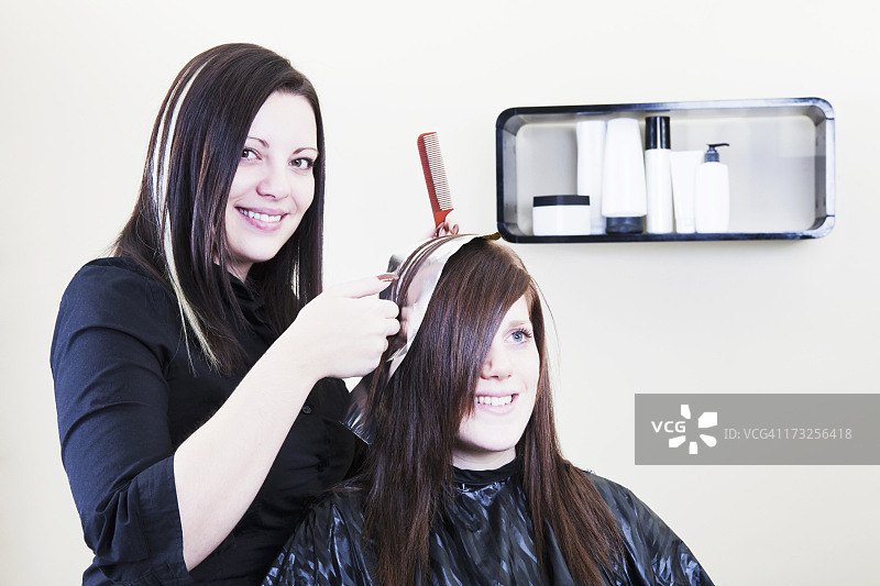 发型师为顾客挑染头发图片素材