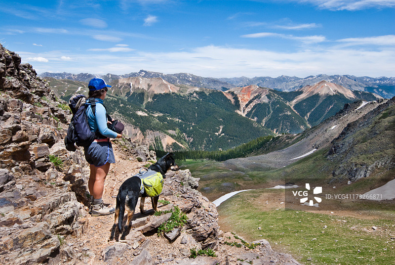 徒步旅行者和小狗欣赏风景图片素材