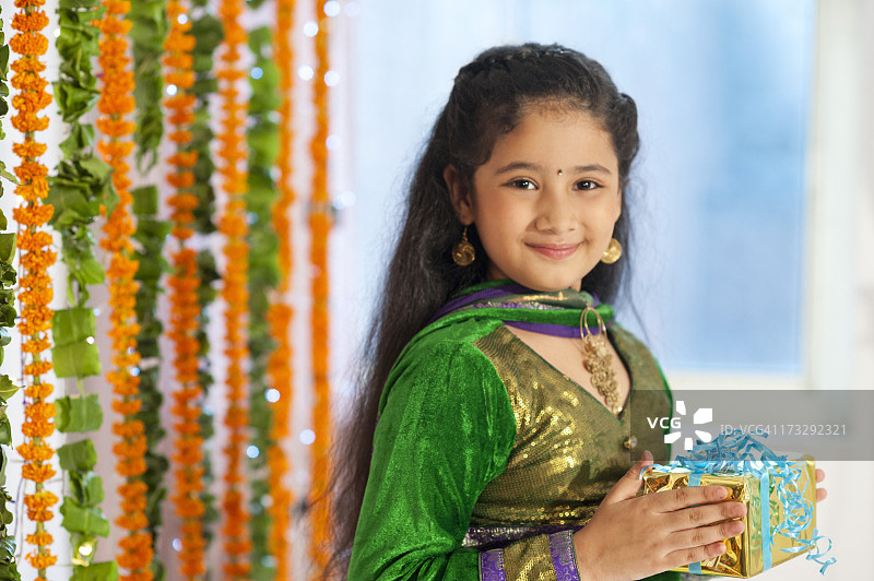 女孩在排灯节手持礼物图片素材