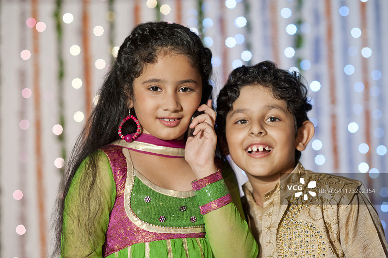 孩子们在排灯节用手机聊天图片素材